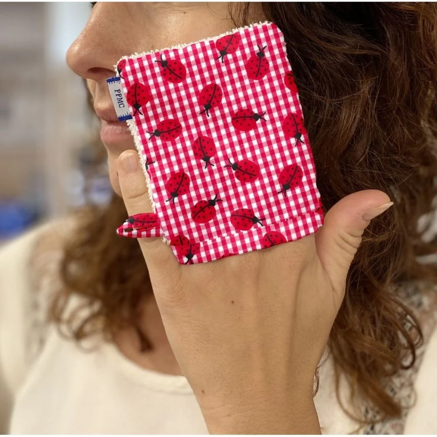 Make-Up Remover Glove Ladybird Gingham 3 Make-Up Remover Glove Ladybird Gingham – Image 3